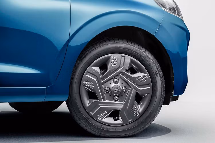 Bên ngoài, Hyundai Grand i10 Nios Corporate Edition 2022 sở hữu một số trang bị đáng chú ý như bộ vành 15 inch, sơn màu xám nòng súng Gun Metal mới. Thêm vào đó là lưới tản nhiệt màu đen, ốp gương ngoại thất màu đen bóng, tích hợp đèn LED báo rẽ, baga nóc màu bạc, nẹp mạ crôm trên cửa cốp sau và logo "Corporate" mới.