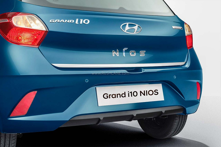 Tương tự ngoại thất, nội thất của Hyundai Grand i10 2022 thể thao có một số thay đổi. Mẫu xe hatchback hạng A này được trang bị không gian nội thất màu đen với những điểm nhấn màu đỏ như chỉ trên ghế/cần số và viền cửa gió điều hòa trái/phải. Bên cạnh đó là màn hình thông tin giải trí dạng cảm ứng 6,75 inch, hỗ trợ kết nối với điện thoại thông minh.