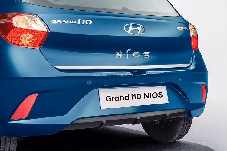 Tương tự ngoại thất, nội thất của Hyundai Grand i10 2022 thể thao có một số thay đổi. Mẫu xe hatchback hạng A này được trang bị không gian nội thất màu đen với những điểm nhấn màu đỏ như chỉ trên ghế/cần số và viền cửa gió điều hòa trái/phải. Bên cạnh đó là màn hình thông tin giải trí dạng cảm ứng 6,75 inch, hỗ trợ kết nối với điện thoại thông minh.