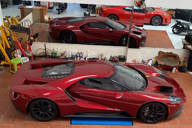 Tại thời điểm ra mắt, Ford GT có mức niêm yết hơn 400.000 USD (khoảng 9 tỷ đồng) nhưng từ lâu trên thị trường xe cũ ở Mỹ, siêu xe này đã có giá vượt mốc 1 triệu USD (khoảng 23 tỷ đồng), giá xe Ford GT của Đặng Lê Nguyễn Vũ được giới mê xe dự đoán không dưới 50 tỷ đồng.