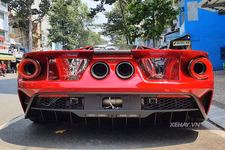 Gầm bệ Ford GT có kết cấu bằng sợi carbon và nhôm giúp trọng lượng của xe giảm bớt đáng kể. Xe có trọng lượng 1.534 kg. Một trong những điểm nổi bật của mẫu xe này phải kể tới cấu trúc khoang lái của xe được làm từ sợi carbon cùng cách bố trí trọng lượng giữa hai cầu trước/sau đạt lần lượt 43% và 57%.