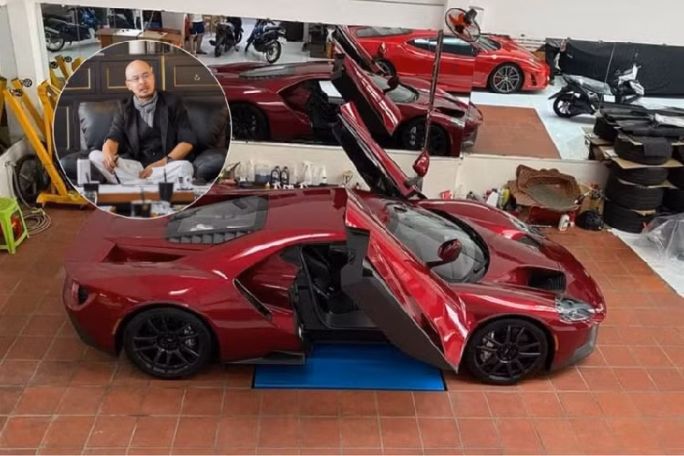 Việt Nam hiện chỉ có 2 chiếc Ford GT, cả 2 đều được đưa về nước bởi đại lý tư nhân. Trong bài là chiếc Ford GT đầu tiên về Việt Nam vào tháng 5/2021. Xe có ngoại thất màu đỏ Liquid Red rực rỡ.