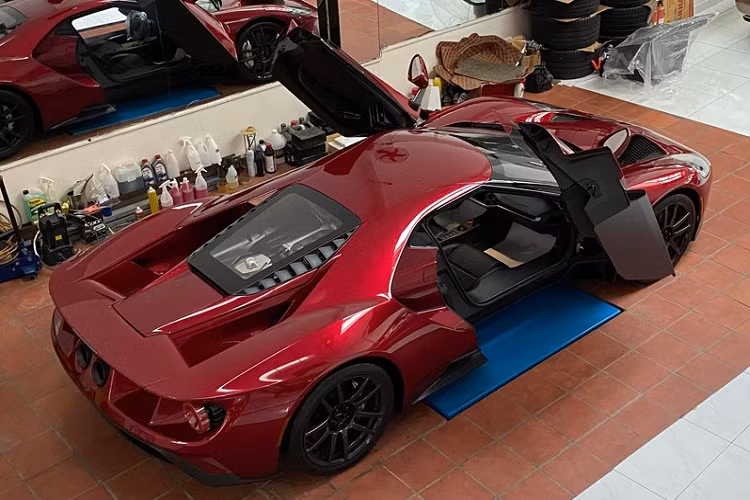 Siêu phẩm Ford GT này đã chính thức "về đội" của đại gia Đặng Lê Nguyên Vũ. Siêu xe Mỹ giúp bộ sưu tập xe đồ sộ của ông Vũ thêm đa dạng và hấp dẫn.