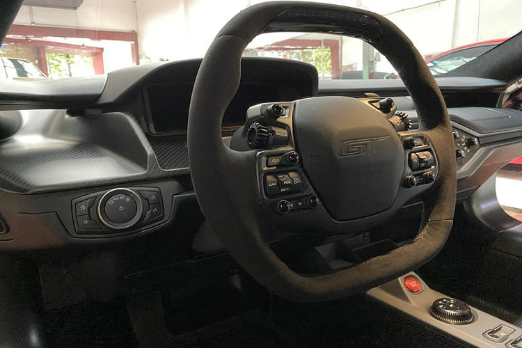 Bên cạnh mức giá cao ngất ngưởng, Ford GT của Đặng Lê Nguyên Vũ còn gây ấn tượng bởi hệ truyền động "cực khủng", siêu xe thể thao Mỹ được trang bị động cơ tăng áp kép EcoBoost V6 3.5L sản sinh công suất 656 mã lực và mô-men xoắn cực đại 746 Nm.