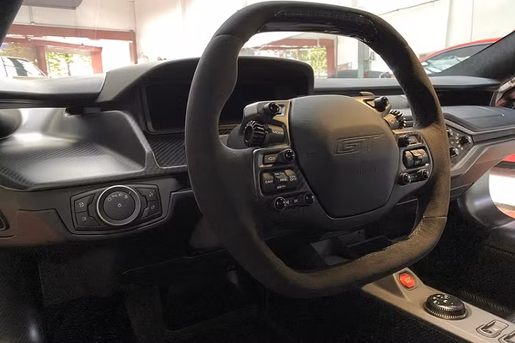 Bên cạnh mức giá cao ngất ngưởng, Ford GT của Đặng Lê Nguyên Vũ còn gây ấn tượng bởi hệ truyền động "cực khủng", siêu xe thể thao Mỹ được trang bị động cơ tăng áp kép EcoBoost V6 3.5L sản sinh công suất 656 mã lực và mô-men xoắn cực đại 746 Nm.