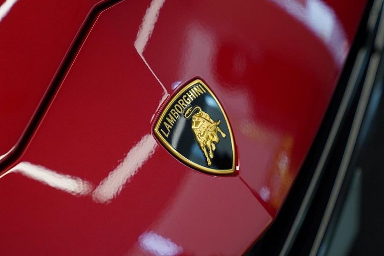 Tuy nhiên trên bản Lamborghini Urus S, các kỹ sư Ý đã tinh chỉnh nhằm giúp xe tạo ra công suất tối đa 657 mã lực và mô-men xoắn cực đại 850 Nm tăng 16 mã lực so với bản tiêu chuẩn và y hệt Urus Performante.