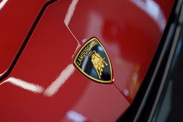 Tuy nhiên trên bản Lamborghini Urus S, các kỹ sư Ý đã tinh chỉnh nhằm giúp xe tạo ra công suất tối đa 657 mã lực và mô-men xoắn cực đại 850 Nm tăng 16 mã lực so với bản tiêu chuẩn và y hệt Urus Performante.