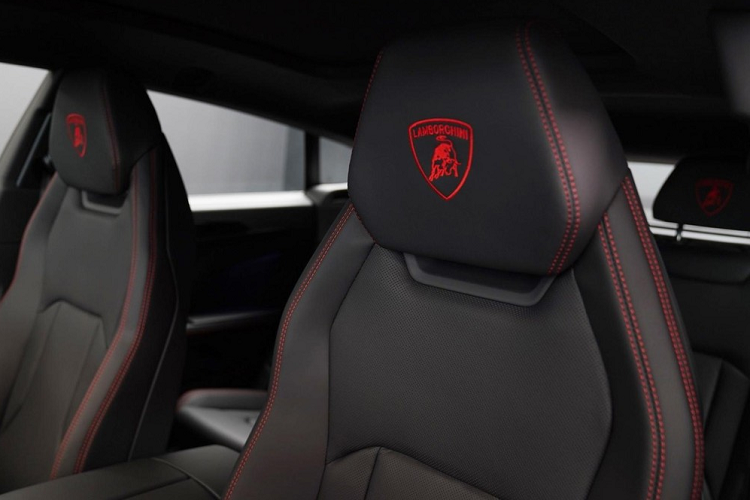 Điểm sáng giá trên xe Lamborghini Urus S chính là việc vẫn sử dụng khối động cơ V8, tăng áp kép, dung tích 4.0 lít như hàng chục xe Urus đang lăn bánh tại Việt Nam.