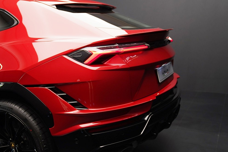 Phiên bản nâng cấp giữa vòng đời của Lamborghini Urus chỉ cần thời gian 3,5 giây để tăng tốc từ vị trí xuất phát lên 100 km/h, nhanh hơn 0,1 giây so với bản tiêu chuẩn, xe đua nước rút từ 0-200 km/h chỉ trong 12,5 giây trước khi đạt tốc độ tối đa 305 km/h.