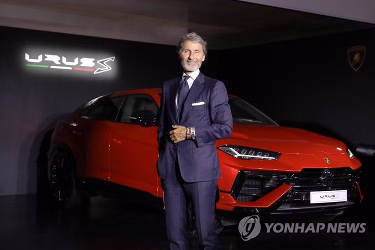 Có mặt tại sự kiện, ông Stephan Winkelmann, 58 tuổi, Chủ tịch kiêm Giám đốc điều hành của Automobili Lamborghini, tự tin rằng hãng sẽ có thể duy trì vị trí của mình ở Hàn Quốc, hoặc thậm chí vượt qua nó trong năm nay, với việc giới thiệu chiếc Urus S mới nhất của hãng tại xứ sở kim chi.