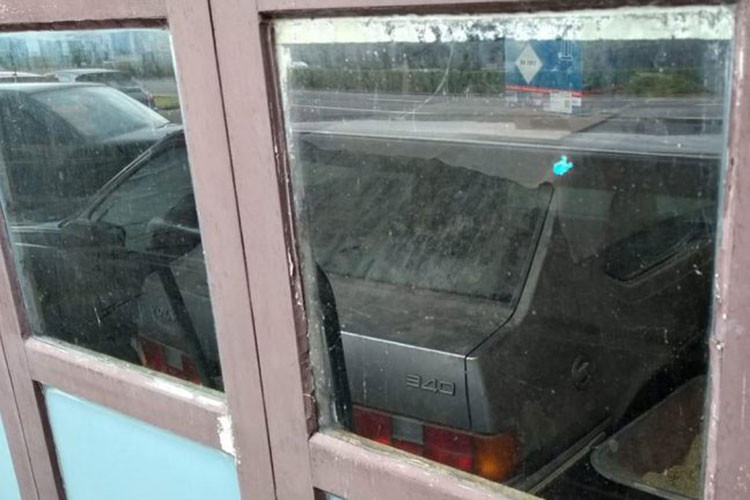 Ngoài ra, Volvo 240 còn có thay đổi lớn ở động cơ, đó là thiết kế trục cam lắp vào đầu xi-lanh. Hệ thống treo trước của xe là loại MacPherson, mang đến nhiều không gian xung quanh khoang động cơ. 