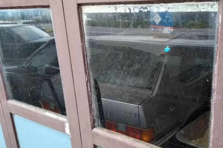 Ngoài ra, Volvo 240 còn có thay đổi lớn ở động cơ, đó là thiết kế trục cam lắp vào đầu xi-lanh. Hệ thống treo trước của xe là loại MacPherson, mang đến nhiều không gian xung quanh khoang động cơ. 