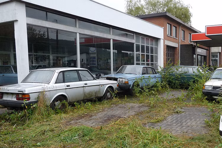 Ngoài ra, dòng xe này còn có 3 kiểu dáng thân xe là sedan 2 cửa, sedan 4 cửa và station wagon. Điểm nhấn của dòng ôtô này nằm ở nhiều tính năng và chi tiết thiết kế lấy từ mẫu xe concept Volvo VESC ESV.