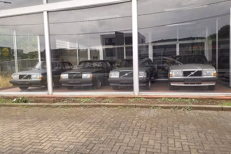 Trong gần 20 năm có mặt trên thị trường, Volvo 240 huyền thoại là dòng xe khá thành công. Cùng với "người anh em" 260, Volvo 240 đã mang về doanh số cộng dồn hơn 2,8 triệu chiếc trên toàn thế giới. Đến năm 1993, Volvo 240 đã chính thức bị ngừng bán.