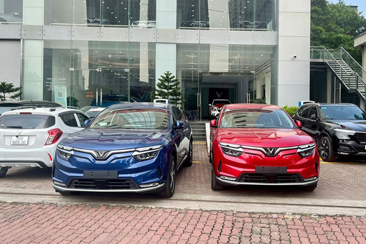 Cùng với đó là bộ ứng dụng tiện ích và giải trí thông minh (Smart Services) với các tính năng điều khiển và tương tác với VinFast VF8 thông qua giọng nói; mua sắm trực tuyến, chơi trò chơi điện tử trên màn hình xe đồng bộ với điện thoại…