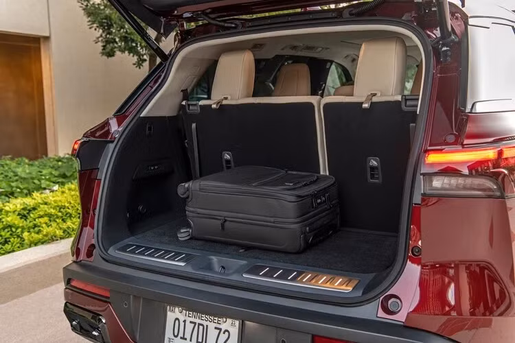 Hệ thống an toàn tiêu chuẩn trên Infiniti QX60 2023 vẫn bao gồm Cảnh báo va chạm phía trước và Phanh khẩn cấp chủ động với cảm biến phát hiện người đi bộ.