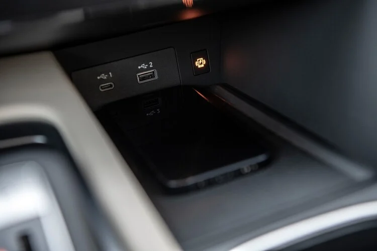 Ngoài ra, nội thất còn có dàn âm thanh 9 loa tiêu chuẩn, 7 chỗ ngồi và màn hình đa thông tin 7 inch tích hợp vào cụm đồng hồ lái.