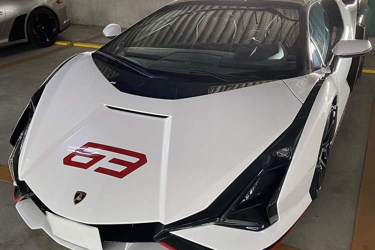 Cặp đôi xe Lamborghini giới hạn 63 chiếc của đại gia Nhật khiến nhà giàu Việt "phát thèm". Cụ thể Lamborghini Sian và Lamborghini Aventador SVJ63 Roadster cùng có màu sơn và tùy chọn giống nhau. Lamborghini Aventador SVJ Roadster rất quen thuộc với đại gia Việt nhưng chiếc xe đỗ cạnh siêu phẩm Lamborghini Sian lại thuộc bản 63 chiếc rất hiếm và siêu đắt mang tên gọi Aventador SVJ 63.