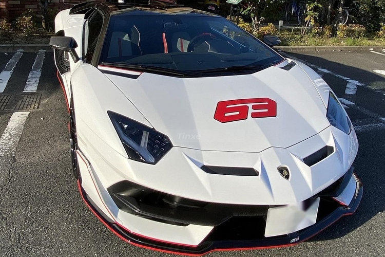 Chủ nhân của cặp xe giới hạn Lamborghini này đã mua cùng 1 lúc và tùy chọn màu sơn cũng như logo 63 cho 2 xe y hệt nhau để khẳng định đây là 2 con bò chung nhà.