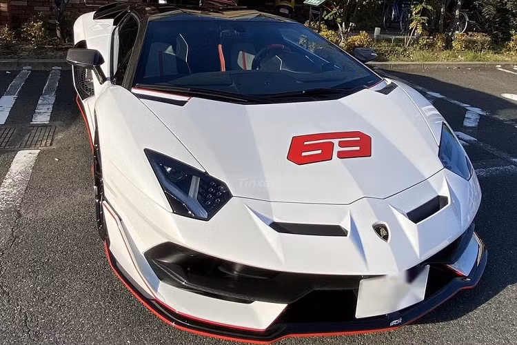 Chủ nhân của cặp xe giới hạn Lamborghini này đã mua cùng 1 lúc và tùy chọn màu sơn cũng như logo 63 cho 2 xe y hệt nhau để khẳng định đây là 2 con bò chung nhà.