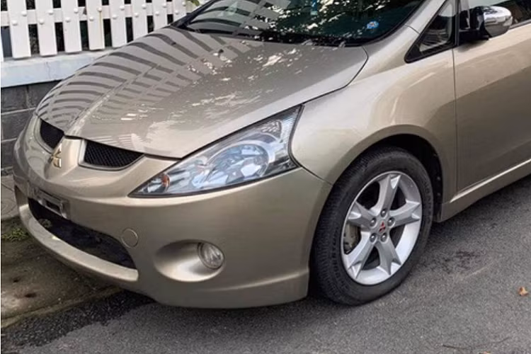 Dù đã có tuổi đời hơn 1 thập kỉ, Mitsubishi Grandis vẫn sở hữu ngoại hình đẹp long lanh không tì vết. Tự tin về chất lượng, chủ xe sẵn sàng bao test cho bất kì khách hàng khó tính nào.