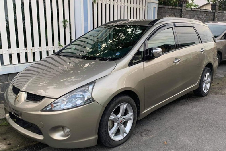 Mitsubishi Grandis tại Việt Nam luôn được đánh giá cao bởi thiết kế hiện đại với phần đầu xe được thiết kế mặt cắt và nắp ca-pô có độ dốc lao về phía trước.