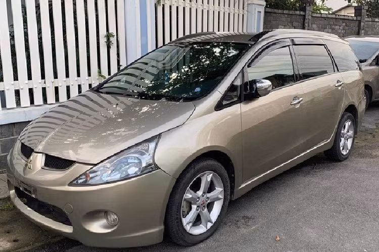 Mitsubishi Grandis tại Việt Nam luôn được đánh giá cao bởi thiết kế hiện đại với phần đầu xe được thiết kế mặt cắt và nắp ca-pô có độ dốc lao về phía trước.