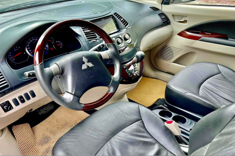 Gương chỉnh điện, kính chiếu hậu với 2 chế độ ngày và đêm, ghế, màn hình giải trí LCD, đầu đọc DVD là một số tiện nghi cơ bản được trang bị trên xe. Ngoài ra, Mitsubishi Grandis còn ghi điểm với không gian rộng lớn cùng nhiều ngăn đựng đồ, giúp tối ưu hóa sức vận chuyển của xe.