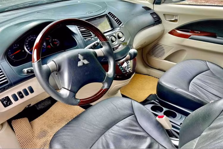 Gương chỉnh điện, kính chiếu hậu với 2 chế độ ngày và đêm, ghế, màn hình giải trí LCD, đầu đọc DVD là một số tiện nghi cơ bản được trang bị trên xe. Ngoài ra, Mitsubishi Grandis còn ghi điểm với không gian rộng lớn cùng nhiều ngăn đựng đồ, giúp tối ưu hóa sức vận chuyển của xe.