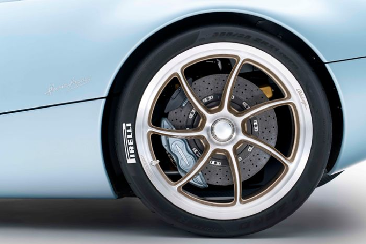 Bộ mâm 7 chấu bằng hợp kim nhôm Avional được gia công bởi thương hiệu App Tech, có kích thước 20 inch ở cầu trước và 21 inch ở cầu sau.