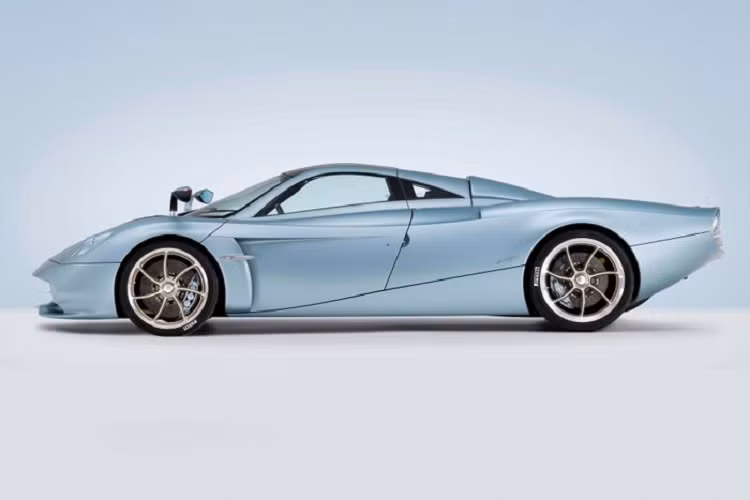 Thần gió Pagani Huayra Codalunga sở hữu thiết kế “long-tail” đặc trưng của những dòng xe thể thao cổ điển của thập kỷ 60. Xe có chiều dài tổng thể lớn hơn Huayra tiêu chuẩn 360 mm.