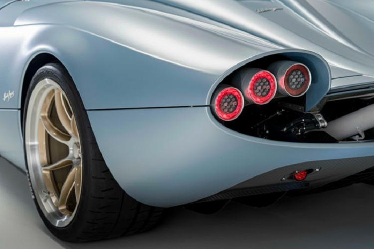 Hệ thống đèn pha và đèn hậu của Huayra Codalunga được biến tấu với phong cách bo tròn nhẹ nhàng, trái ngược với nhiều phiên bản giới hạn trước đó của Pagani.