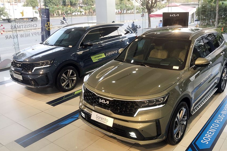 Động cơ trên phiên bản HEV của KIA Sorento kết hợp giữa động cơ xăng SmartStream 1.6 tăng áp có công suất 178 mã lực tại 5.500 vòng/phút và mô-men xoắn cực đại 265 Nm tại 1.500 - 4.500 vòng/phút. Động cơ này kết hợp với khối động cơ điện có công suất tối đa 44.2 kW (60 mã lực) và mô-men xoắn tối đa 264 Nm. Đi kèm theo đó là bộ pin công nghệ Lithium-ion Polymer có dung lượng 1,49 kWh.