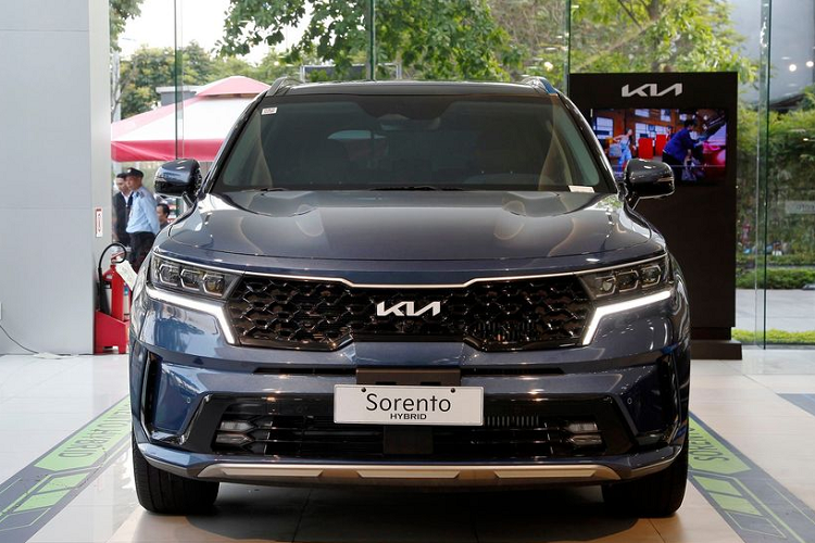 Mẫu xe mới KIA Sorento HEV &amp; PHEV sở hữu khoang hành lý có kích thước lớn 357L với khả năng mở rộng linh hoạt lên đến 2.056L theo nhu cầu sử dụng. Bên cạnh đó, xe còn có thêm tính năng hiện đại như mở cốp thông minh và khởi động xe từ xa.