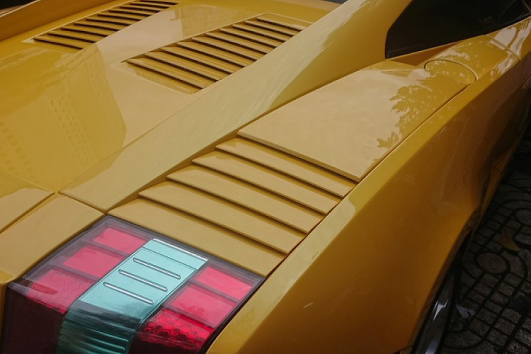 Vì vậy, nếu có hứng thú tậu chiếc siêu xe Lamborghini Gallardo màu vàng về garage, đây có thể xem là sự bổ sung nhân lực hoàn hảo cho bộ sưu tập xe của ông Đặng Lê Nguyên Vũ khi có 2 chiếc Lamborghini Gallardo, 1 xe bản Coupe tiêu chuẩn và xe còn lại là bản mui trần mang tên gọi Lamborghini Gallardo LP560-4 Spyder độc nhất Việt Nam.