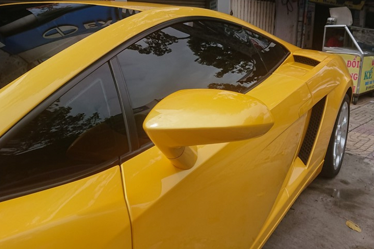 Chủ nhân của chiếc siêu xe Lamborghini Gallardo mới được ông Đặng Lê Nguyên Vũ trải nghiệm trong khoang lái là 1 người chuyên mua bán siêu xe nhưng lại khá kín tiếng và quyết tâm giữ chiếc siêu xe Lamborghini Gallardo này lại chơi dù đã nhiều lần bị gạ bán.