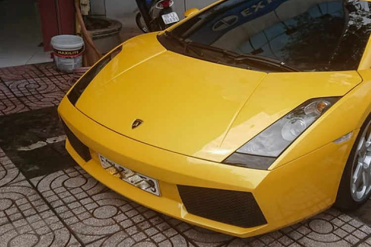 Được biết, đây hiện là chiếc xe Lamborghini Gallardo độc nhất Việt Nam hay bị bắt gặp lăn bánh trên đường phố, ngoài ra còn có 1 chiếc xe Lamborghini Gallardo tiêu chuẩn khác cũng mang màu vàng nhưng không có biển số và hay được chủ xe cho vận chuyển bằng xe cứu hộ.