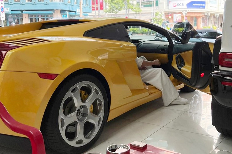 Hình ảnh được chia sẻ lên mạng xã hội cho thấy, cửa phụ chiếc siêu xe Lamborghini Gallardo và Đặng Lê Nguyên Vũ với chiếc quần trắng cũng như mang giày trắng quen thuộc đang ngồi trong khoang lái, hình ảnh này rất quen thuộc với giới mê xe trong nhiều năm qua.