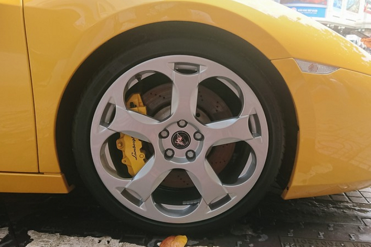 Siêu xe Lamborghini Gallardo được sản xuất từ năm 2004 và được trang bị động cơ V10, dung tích 5.0 lít, sản sinh công suất tối đa 493 mã lực và mô-men xoắn cực đại 510 Nm. "Siêu bò" này có khả năng tăng tốc từ vị trí xuất phát lên 100 km/h trong 4 giây trước khi đạt tốc độ tối đa 309 km/h. Giá xe Lamborghini Gallardo tại Việt Nam không được tiết lộ.