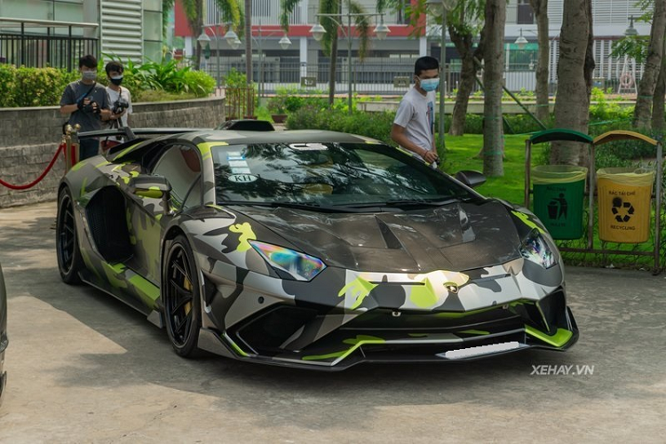 Chiếc Lamborghini Aventador trong bài được hoàn thiện với bộ áo màu rằn ri "cực chất" đi kèm nhiều chi tiết bằng sợi carbon cá tính gồm cản trước kiểu SVJ mới, các khe gió trên vòm bánh xe được mở rộng, nẹp sườn, khuếch tán sau và cánh gió đuôi cỡ lớn.
