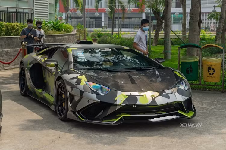 Chiếc Lamborghini Aventador trong bài được hoàn thiện với bộ áo màu rằn ri "cực chất" đi kèm nhiều chi tiết bằng sợi carbon cá tính gồm cản trước kiểu SVJ mới, các khe gió trên vòm bánh xe được mở rộng, nẹp sườn, khuếch tán sau và cánh gió đuôi cỡ lớn.