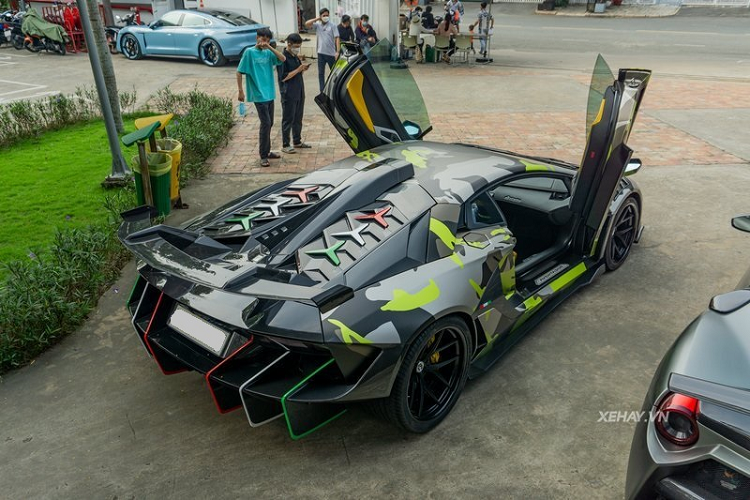Siêu xe còn có nắp ca-pô sợi carbon với hai hốc gió tương tự chiếc Centenario. Bộ mâm nguyên bản đã được thay bằng loại 5 chấu kép sơn đen của Duke Dynamics, đi kèm kẹp phanh màu vàng tạo điểm nhấn.