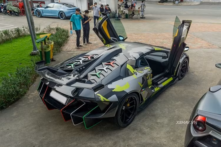 Siêu xe còn có nắp ca-pô sợi carbon với hai hốc gió tương tự chiếc Centenario. Bộ mâm nguyên bản đã được thay bằng loại 5 chấu kép sơn đen của Duke Dynamics, đi kèm kẹp phanh màu vàng tạo điểm nhấn.