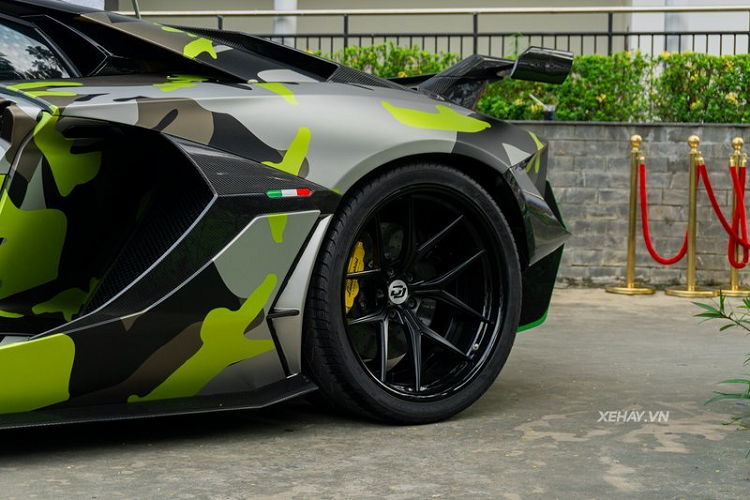 Vòng ra đuôi xe, đây mới là phần được quan tâm nhất của Aventador độ Duke Dynamics đầu tiên tại Việt Nam, với cản sau mạnh mẽ với bộ khuếch tán cỡ lớn có 3 cánh chia gió cắt xẻ táo bạo cùng 3 ống xả đặt chính giữa - mô phỏng lại thiết kế của Centenario.
