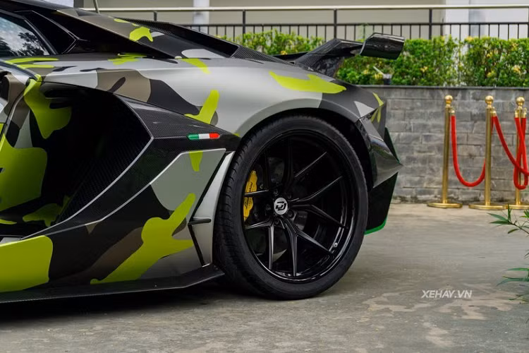 Vòng ra đuôi xe, đây mới là phần được quan tâm nhất của Aventador độ Duke Dynamics đầu tiên tại Việt Nam, với cản sau mạnh mẽ với bộ khuếch tán cỡ lớn có 3 cánh chia gió cắt xẻ táo bạo cùng 3 ống xả đặt chính giữa - mô phỏng lại thiết kế của Centenario.