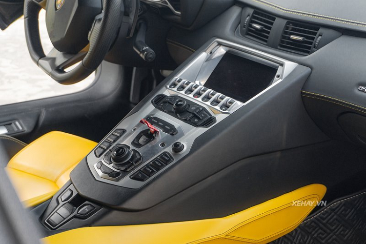 Không rõ động cơ của chiếc Lamborghini Aventador này có được nâng cấp hay không, đó là cỗ máy hút khí tự nhiên V12 6.5L, sản sinh công suất 700 mã lực và mô-men xoắn cực đại 690 Nm giúp "siêu bò" tăng tốc 0-100 km/h chỉ trong 2,9 giây trước khi cán tốc độ tối đa 350 km/h.