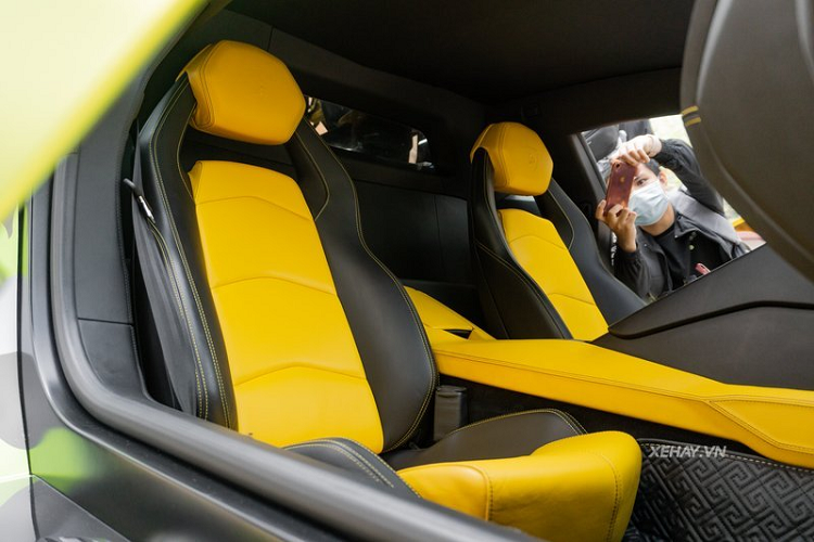 Đối với nội thất, khoang cabin của Aventador "hàng độc" vẫn được giữ nguyên bản với tông đen - vàng thể thao, cụm điều khiển của siêu xe Ý được thiết kế đơn giản với 2 cụm nút bố trí 2 bên người lái. 