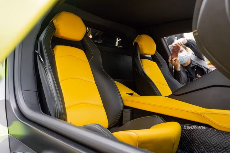 Đối với nội thất, khoang cabin của Aventador "hàng độc" vẫn được giữ nguyên bản với tông đen - vàng thể thao, cụm điều khiển của siêu xe Ý được thiết kế đơn giản với 2 cụm nút bố trí 2 bên người lái. 