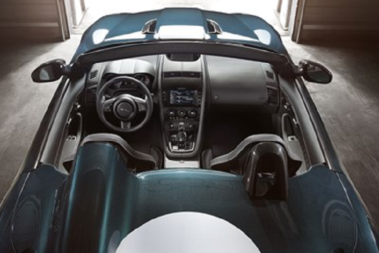 Với sự sưu tập xe của mình, chàng Hoàng tử bang Johor cho thấy độ am hiểu xe lớn đến chừng nào khi quyết tâm đặt mua xe Jaguar F-Type Project 7 bản sản xuất giới hạn 250 chiếc, 1 số tin đồn cho hay, Tunku Idris Iskandar Ismail là 1 "fan cứng" của Jaguar Land Rover khi còn sở hữu nhiều xe của hãng này.