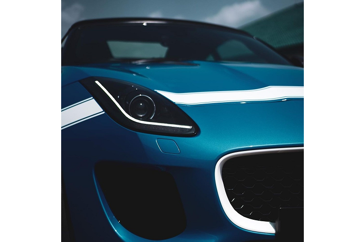 Tuy nhiên, nhiều đại gia tại Malaysia không khỏi xôn xao vì không rõ chủ nhân của 2 chiếc xe Jaguar F-Type Project 7 này là ai. Chỉ biết rằng, 1 xe mang màu xanh, chiếc còn lại sở hữu màu trắng.